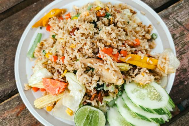 Plat de Fried rice avec tomates et carottes, preparation fait maison a deguster absolument