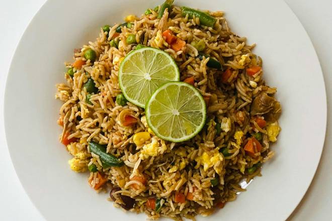 Plat de Egg rice, un melanger parfait entre le riz parfume et citron