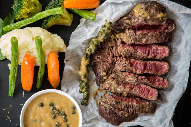 Steak au viande de boeuf avec sauce speciale orientale fait maison avec une foure