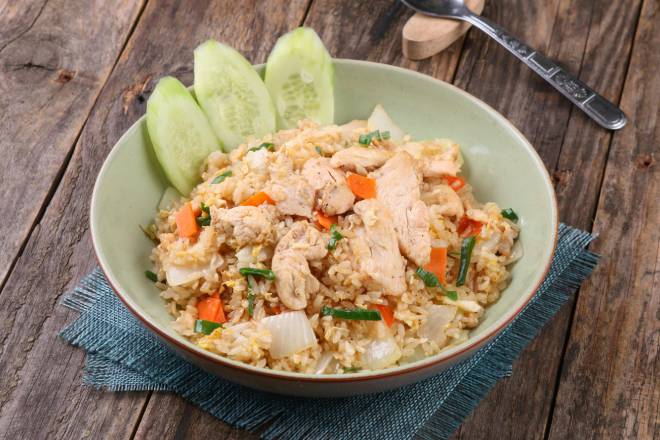 Chicken fried rice plat a preparer a la maison avec les concombres 